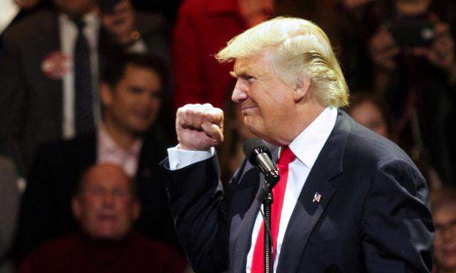 U.S. President-elect Donald Trump speaks at a rally as part of their ´USA Thank You Tour 2016´ in Cincinnati