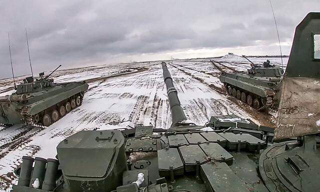 Nach Angaben aus US-Kreisen soll Russland inzwischen 70 Prozent der Truppenstärke in Bereitschaft haben, die es nach eigener Einschätzung für eine großangelegte Invasion der Ukraine benötigen würde.