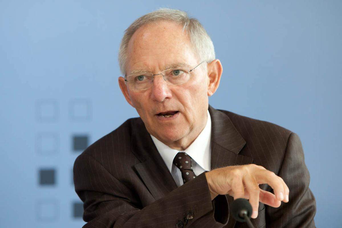 Der deutsche Bundesfinanzminister Wolfgang Schäuble fordert Konsequenzen nach der seiner Meinung nach sachlich nicht begründeten Herabstufung Portugals.