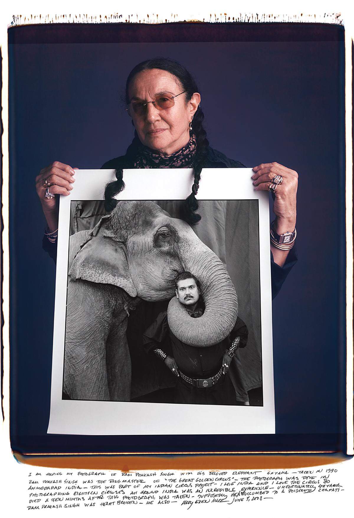 Mary Ellen Mark: Ram Prakash Singh und sein Elefant Shyama. Das Foto entstand 1990 in Indien, wo die US-Fotografin ganze 18 Zirkusse fotografierte. Ein paar Monate nach der Aufnahme starb Shyama. "Das hat Ram Prakash Singh das Herz gebrochen", schreibt Mark unter dem Bild. "Und mir auch."