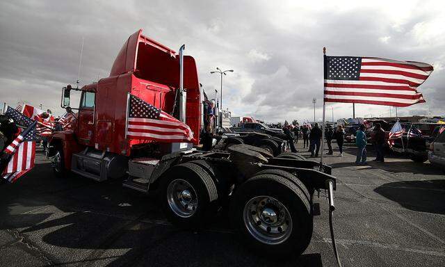 Trucker und Unterstützer versammeln sich in Kalifornien.