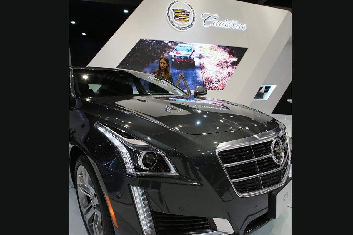 Der Cadillac CTS  zeigt sich mit seinem gewaltigen Kühler-Grill im typischen Design der amerikanischen Marke.