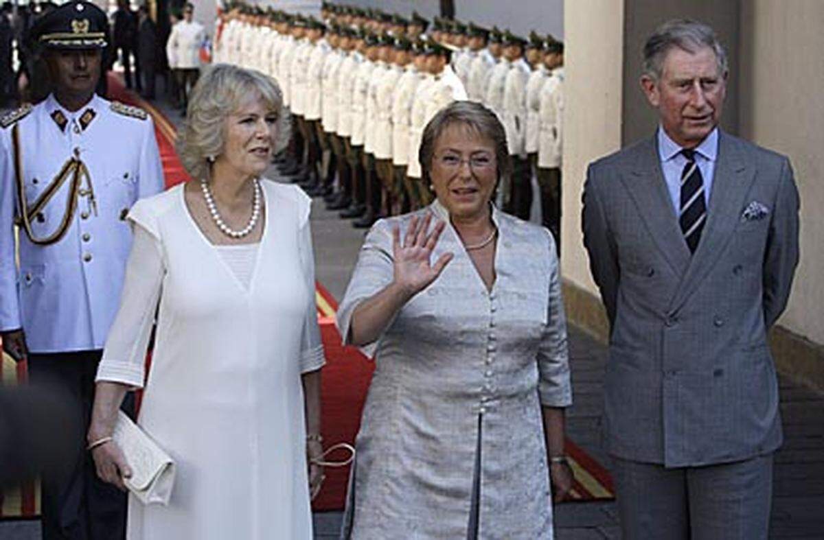 Die erste Etappe war Chile, wo das Paar von Präsidentin Michelle Bachelet (Mitte) empfangen wurde. Charles Hauptrede zum Thema Umweltschutz ist für Donnerstag in Brasilien angekündigt. Darin soll der 60-Jährige laut britischen Medienberichten sagen, dass "grünes" Denken auch wirtschaftliche Vorteile bringen könne. Weiter hieß es, Prinz Charles werde warnen, dass nur noch "100 Monate" blieben, um den Planeten zu retten.