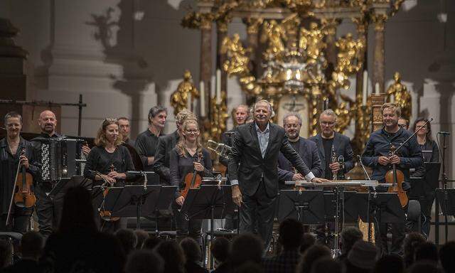 Bravourös: das Klangforum Wien mit Dirigent Emilio Pomàrico.