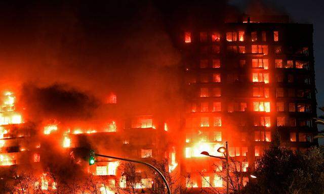 Das Wohngebäude in Valencia brannte lichterloh.