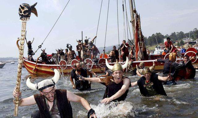 Auch die Hörner auf den Helmen sind historisch nicht gut belegt: als Wikinger verkleidete Männer bei einem Fest in Catoira, Spanien.