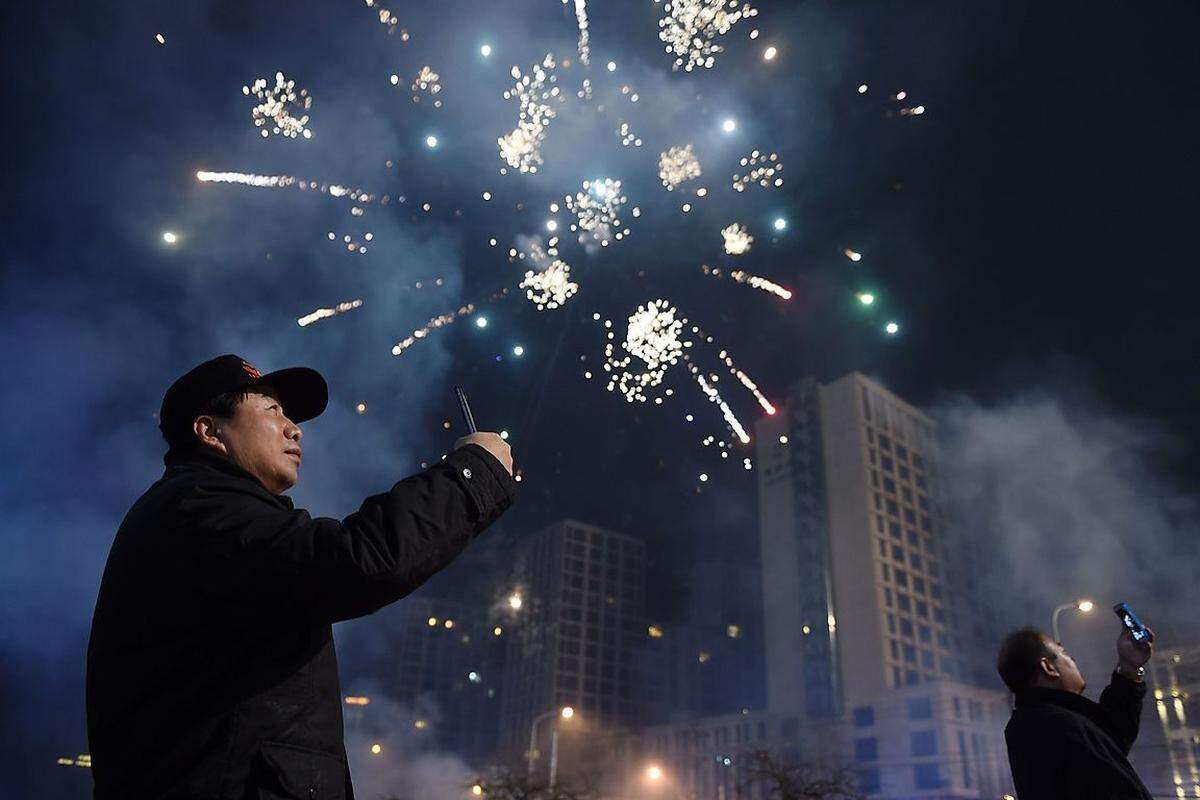 Dabei hatten viele Großstädte die Bürger dazu aufgefordert, mit dem Feuerwerk sparsam umzugehen. In Peking begannen daher die Bewohner anders als in den Jahren zuvor nicht schon am Sonntagnachmittag sondern erst am späten Abend und zu Mitternacht damit, Böller und Raketen zu zünden. 