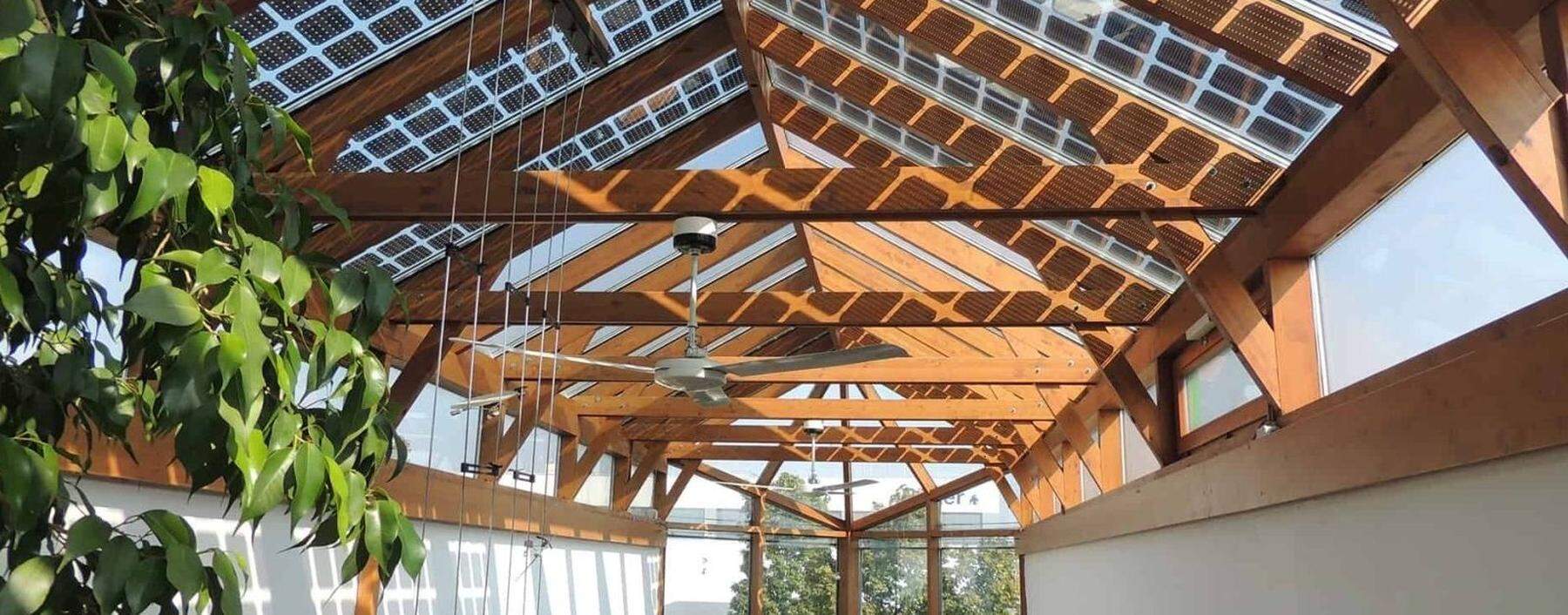 Energiegewinnung mit Glas: als Balkongeländer, Fassadenelement oder halbdurchlässiges Dach.