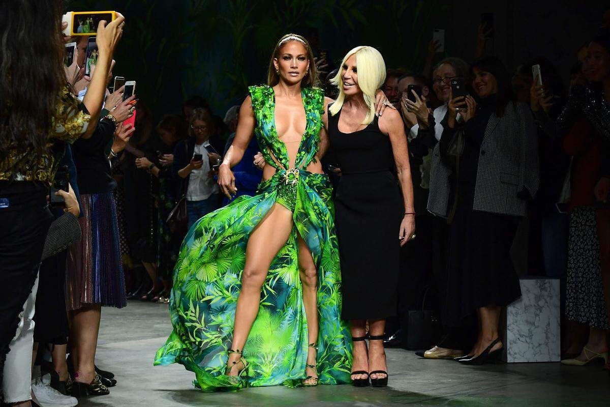 Jennifer Lopez war im September das Ass im Ärmel von Versace. Die Musikerin und Schauspielerin lief bei der Mailänder Fashion Week in einer Neuinterpretation des kultigen Dschungel-Kleides, das sie 2001 auf dem roten Teppich trug, über den Catwalk. Ihrem Auftritt folgten Erwähnungen in den Medien und online Engagement im Wert von 9,4 Millionen USD.