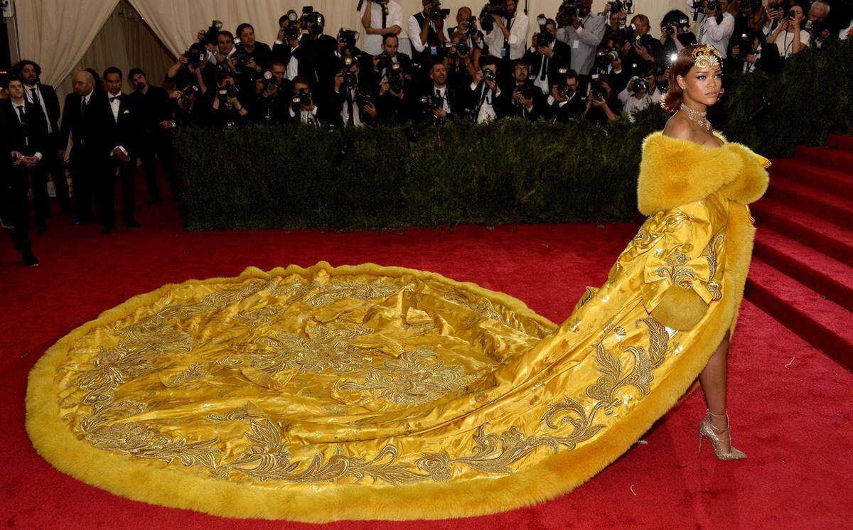 Eine meterlange Schleppe zog Rihanna, die Guo Pei Couture trug, hinter sich her.