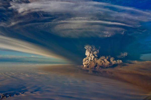 Nach tagelangen Eruptionen hat sich der Vulkan nun beruhigt, die Aschewolke hat sich gesenkt. Im Bild der Vulkan kurz nach dem Ausbruch.