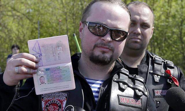 Andrey Bobrovskiy zeigt sein gecanceltes Schengen-Visum an der polnisch-weißrussischen Grenze in die Kamera. Ihm wird die Einreise in den Schengen-Raum verweigert.