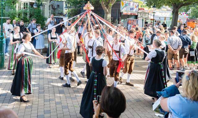 Oktoberfest auf Wienerisch: Die Kaiserwiesn - Bild von der Eröffnung - geht in ihr erstes Wochenende. 