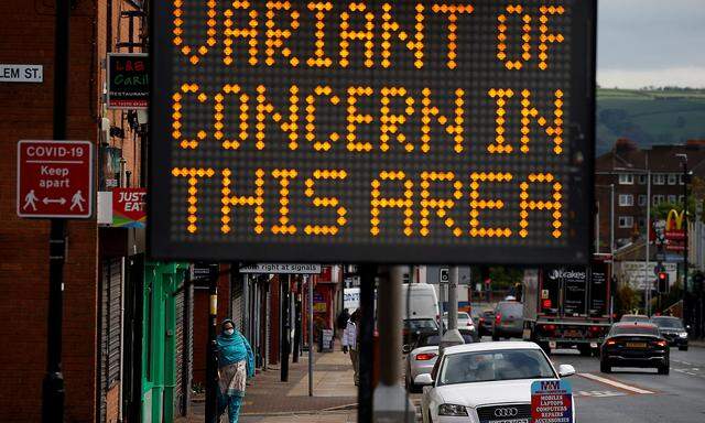 Corona-Warnschilder in der nordenglischen Stadt Bolton. Großbritannien London kämpft verzweifelt gegen das Virus aus Indien. 