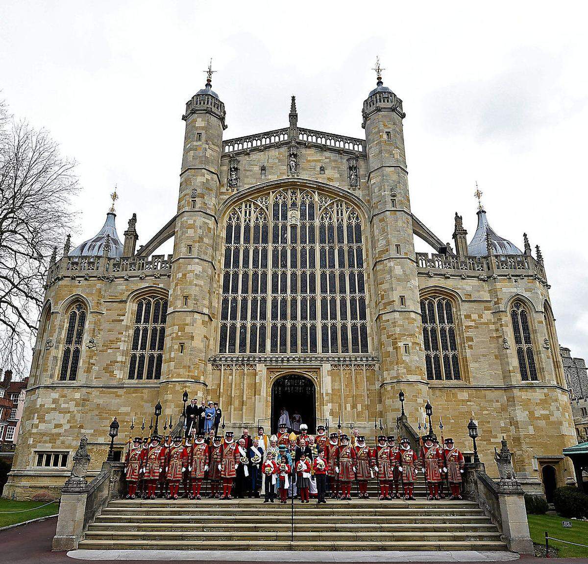 Die kirchliche Trauung findet davor in der St.-Georgs-Kapelle auf Schloss Windsor statt. Die verhältnismäßig kleine königliche Kirche ist vor allem bei niedrigrangigeren Mitgliedern der Königsfamilie für Hochzeiten beliebt. Und: Die Kirche wird 2018 auch ein zweites Mal Schauplatz einer solchen sein...