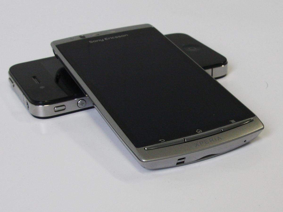 Das Arc von Sony Ericsson ist für seine Größe unwahrscheinlich leicht und dünn. Und auch bei dem Betriebssystem hat der Hersteller diesmal nicht gepatzt: Statt wie beim Xperia X10 eine veraltete Version von Google Android zu bieten, gibt es diesmal das jüngste Android 2.3. Schade eigentlich, dass die schlanke Bauweise auch einige Tücken birgt.