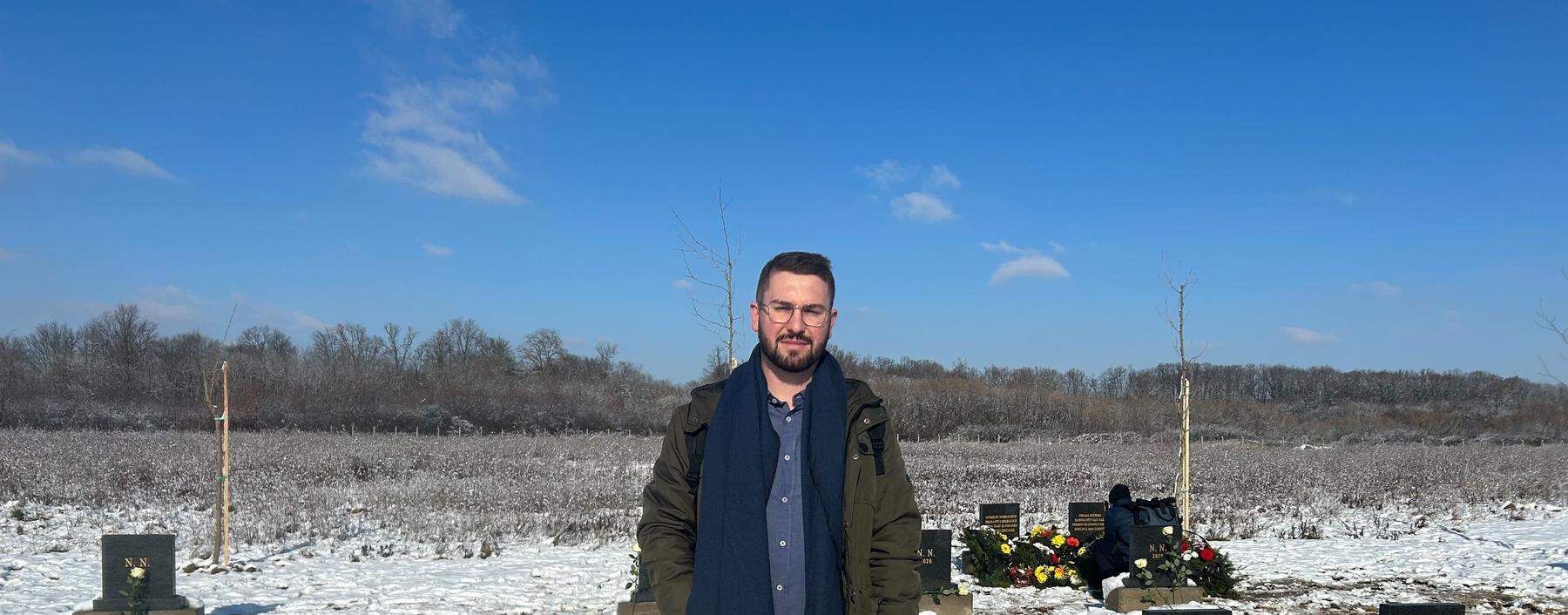 Der Aktivist Nihad Suljić kümmert sich seit zwei Jahren um die Errichtung der Grabsteine für in der Drina ertrunkene Flüchtlinge. 
