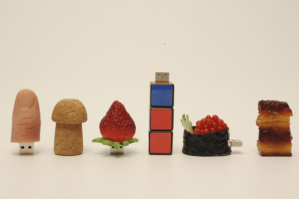 Von 18 – 20 Uhr gilt dabei "Pay as much as you want". Die Einnahmen kommen dem Neunerhaus zu Gute.USB-Sticks in diversen Formen, China, 2009, CEC Promotions.