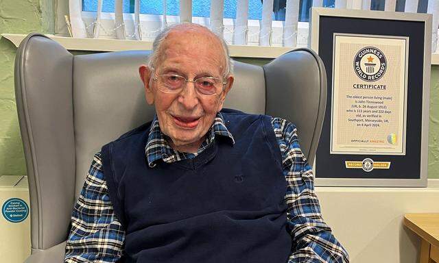 John Tinniswood, der älteste Mann der Welt, ist 111 Jahre alt.