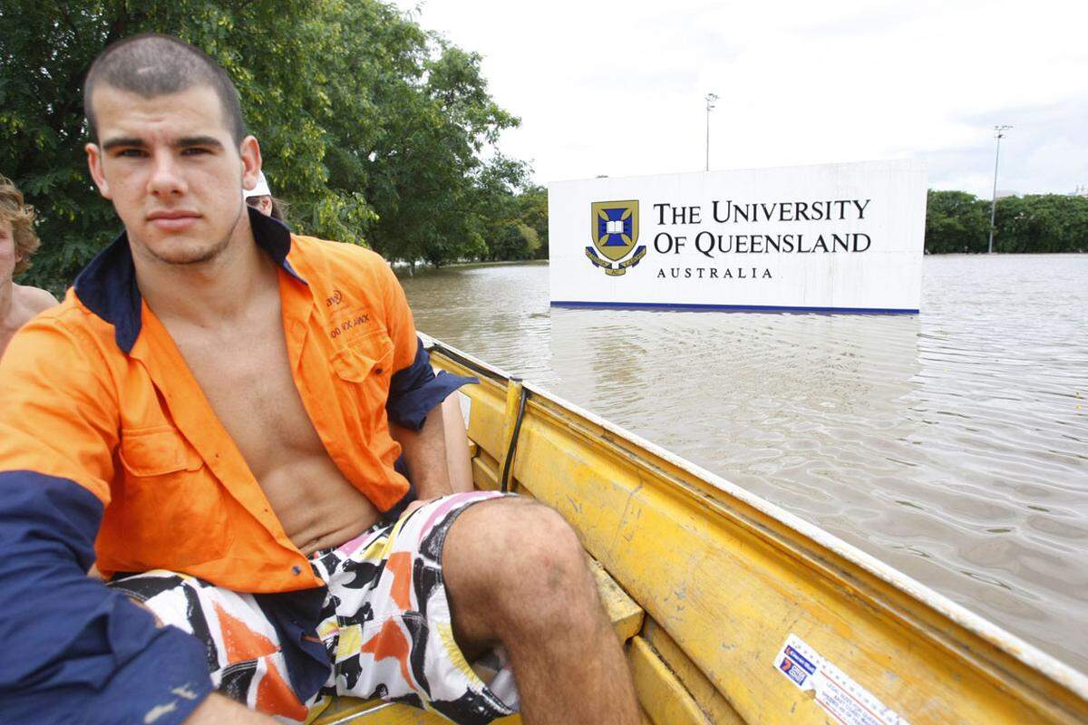 Dennoch lagen ganze Stadtteile unter Wasser. Denn seit 1974 ist Brisbane erheblich gewachsen, so dass die Schäden deutlich höher liegen. Mehr als 10.000 Häuser wurden überschwemmt. Rund 100.000 Haushalte waren ohne Strom. Wie auf dem Bild zu sehen ist auch der Campus der Universität unter Wasser.