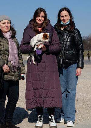 „Wir sind in irgendeinem Zwischenzustand“: Alla Kubashko, Viktoria und Olga Protsenko (von links nach rechts).