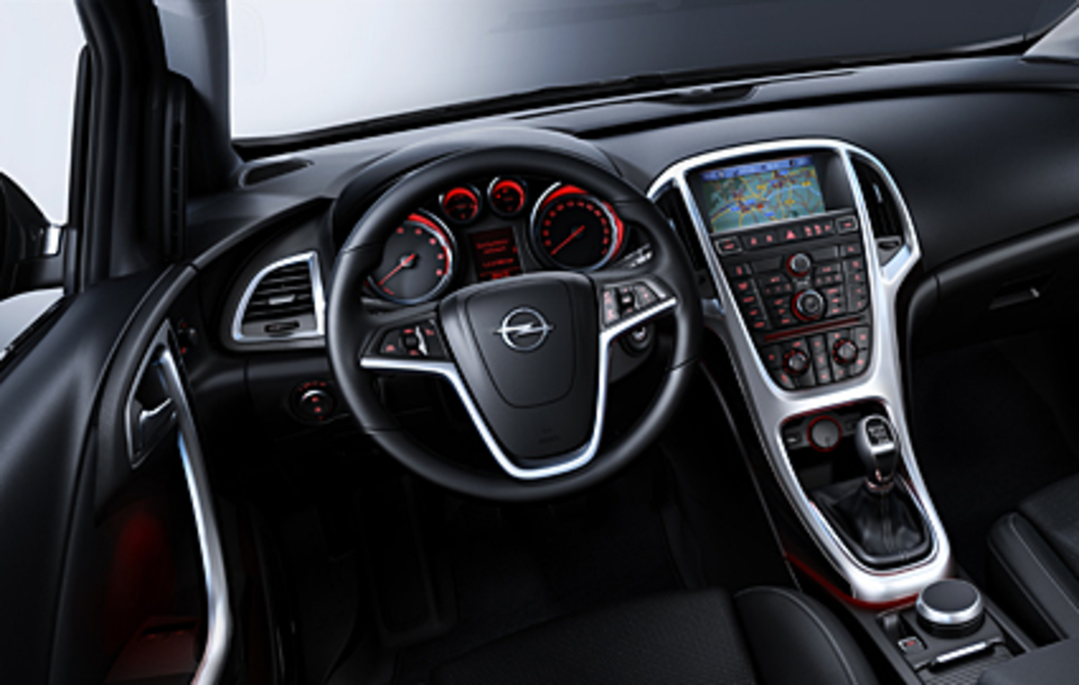 Mit dem Insignia ist Opel der Neuanfang gelungen, das Mittelklasse-Fahrzeug verkauft sich prächtig. Nun kommt aber erst die echte Nagelprobe für die strauchelnden Rüsselsheimer: der Astra ist immerhin deren wichtigstes Modell und soll der Schwung des Insignia übernehmen.