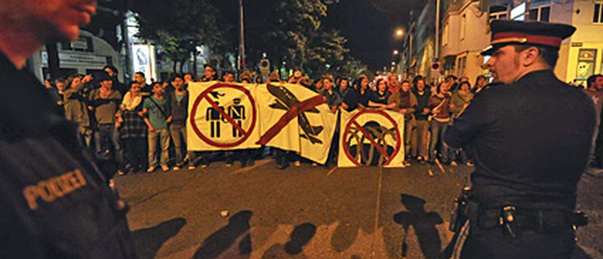 Durch das Sitzen um den Polizeibus am Gürtel in Wien-Hernals, blockierten die Demonstranten den Transport des Schubhäftlings.