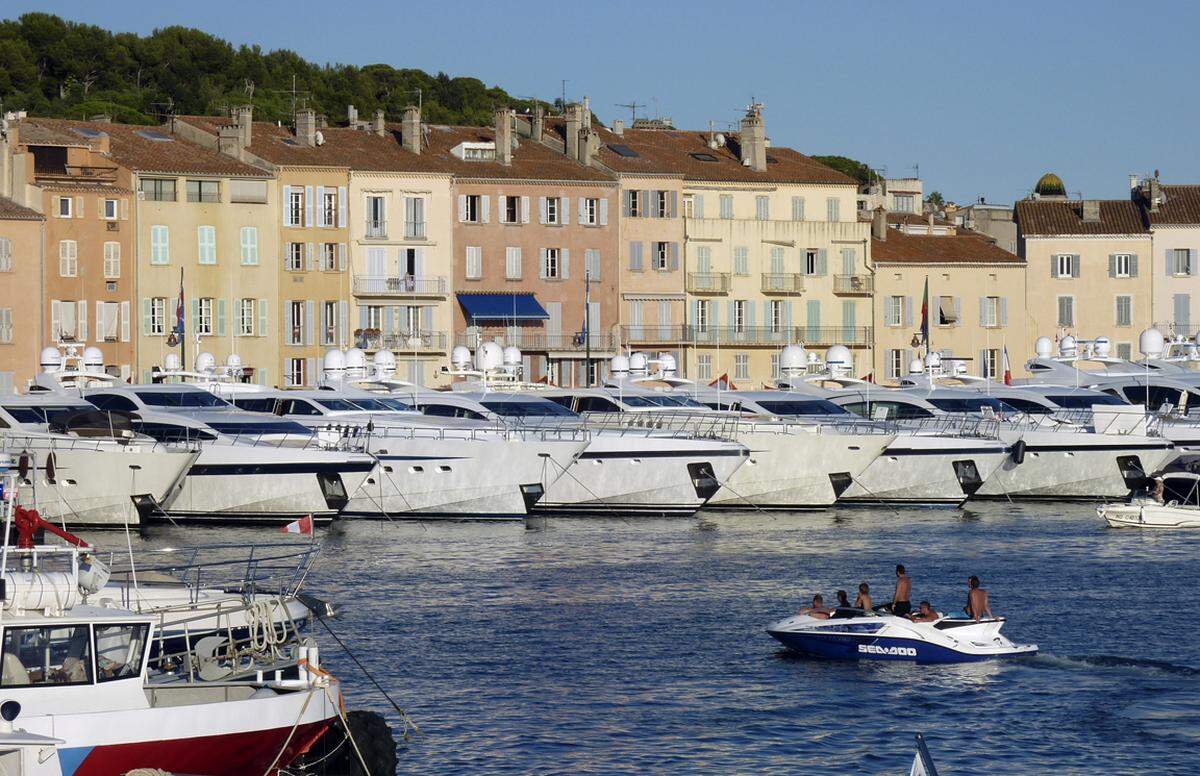 Luxus-Yacht an Luxus-Yacht reiht sich in St. Tropez aneinander. Bereits Brigitte Bardot verbrachte hier ihre Ferien.