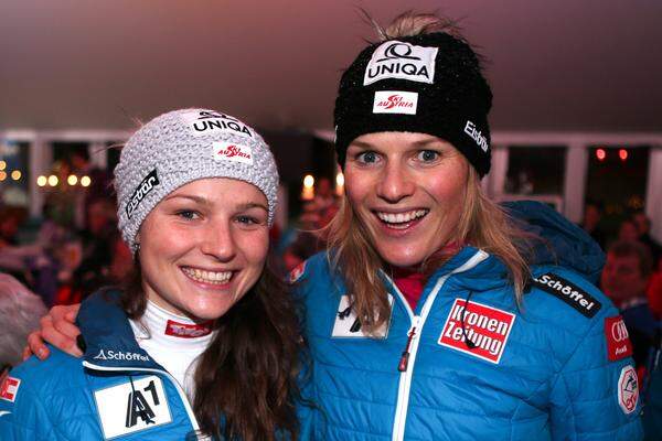 Bei den Damen halten die Skifahrerinnen Bernadette und Marlies Schild die Familienehre hoch.