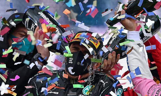 Lewis Hamilton im Confetti-Regen
