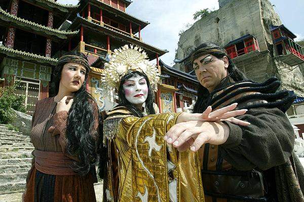 Im Bild: Monica Gonzales als junge Sklavin Liu, Galina Kalinina als Chinesische Prinzessin Turandot und Sergej Nayda als Kalaf.