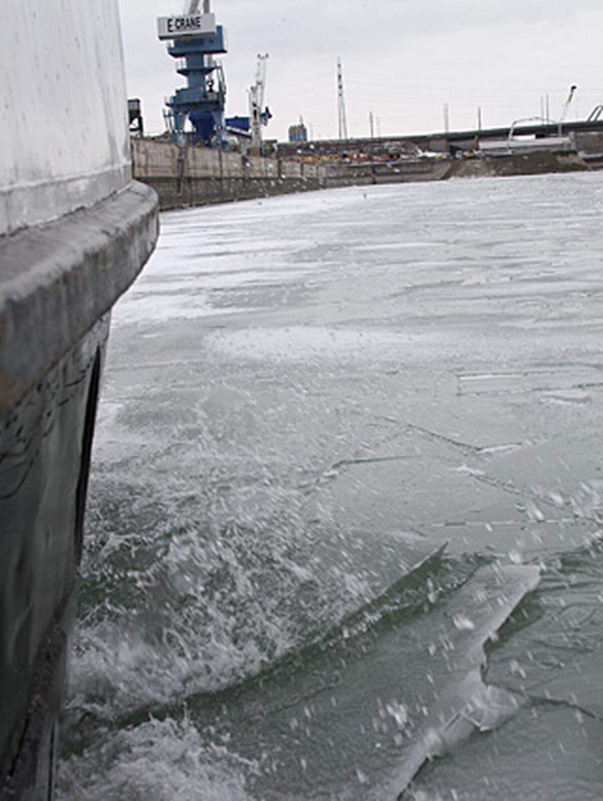 Die "Eisvogel" bricht Fahrrinnen in die Eisdecke. Einmal zerkleinert bringen Wind und Strömung das Eis aus den Becken in Richtung Donau. Auch steigende Temperaturen erweisen sich als tatkräftiger Helfer.Weiter: Unterwegs mit der "Eisvogel" - Winterliche Eindrücke aus dem Wiener Hafen.