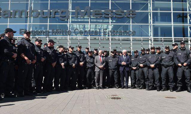 Olaf Scholz und Frank-Walter Steinmeier posieren mit Polizeibeamten.
