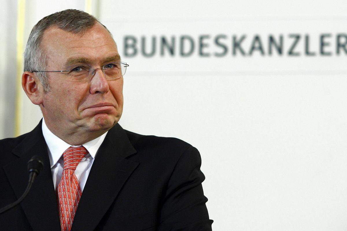 Im Oktober 2006 wurde die SPÖ Erste bei der Nationalratswahl. Im Wahlkampf hatte sie unter dem Motto "Keine Eurofighter unter einem Kanzler Gusenbauer" den Ausstieg aus dem Vertrag versprochen. Ein Untersuchungsausschuss wurde eingesetzt - und vorzeitig "abgedreht" - und die Regierung aufgefordert, die Ausstiegskosten zu eruieren. Nach zählen Verhandlungen einigten sich Rot und Schwarz auf die Zusammenarbeit, das Thema Eurofighter blieb allerdings im Regierungsprogramm ausgespart.