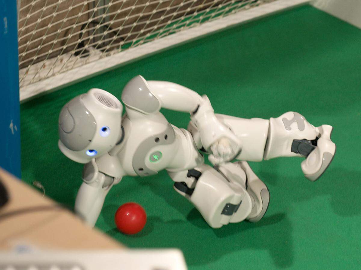 Kommt ein Ball auf das Tor zu, versucht der dafür zuständige Roboter, ihn zu blockieren. Allerdings gibt es eine Zeitverzögerung zwischen Erkennung und Reaktion.