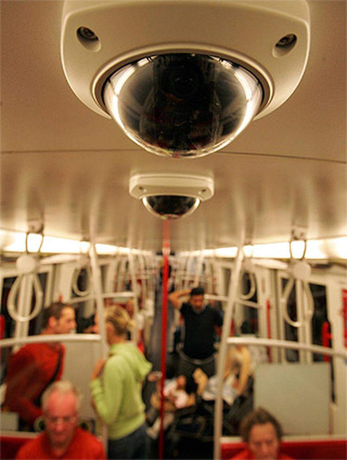 Die Wiener Linien wurden ebenfalls für ihre Bemühungen in Sachen Videoüberwachung  ausgewählt. Besonders pikant: Der Überwachte - also der Fahrgast - wird in Form von Fahrpreiserhöhungen für das Service zur Kasse gebeten.