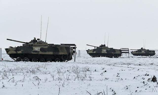 Russland hat unterdessen nach Angaben der US-Regierung seine Truppen an der Grenze zur Ukraine weiter verstärkt.