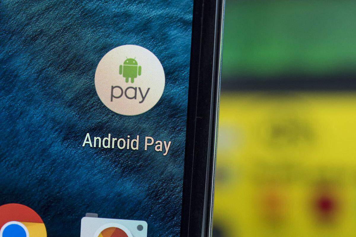Mit Android Pay erneuert der Konzern sein (gescheitertes) mobiles Bezahlsystem Google Wallet. Nutzer von NFC-fähigen Android-Smartphones sollen damit in Geschäften und in Apps einkaufen können - ganz wie beim Rivalen Apple. Für zusätzliche Sicherheit sorgt ein neuer Fingerabdruck-Sensor. 