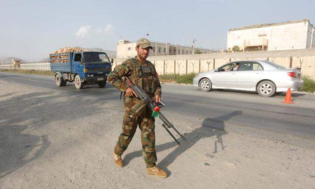 Ein afghanischer Soldat bei der Wache in Kabul.