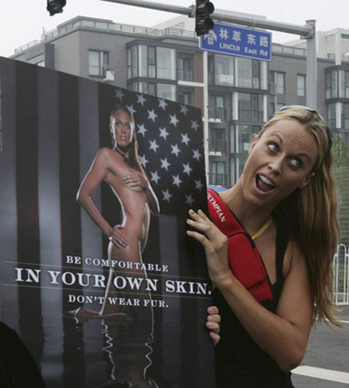 Die 26-jährige Olympiasiegerin hielt im Medienrummel ein Bild von sich im Eva-Kostüm hoch. Amanda Beard half der Tierschutzorganisation Peta bei ihrem Kampf gegen die Pelz-Industrie. China ist einer der größten Fell-Exporteure der Welt.