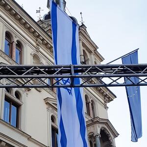 Die Flagge tauscht den Platz mit der Österreich-Fahne, um weniger zugänglich zu sein. 
