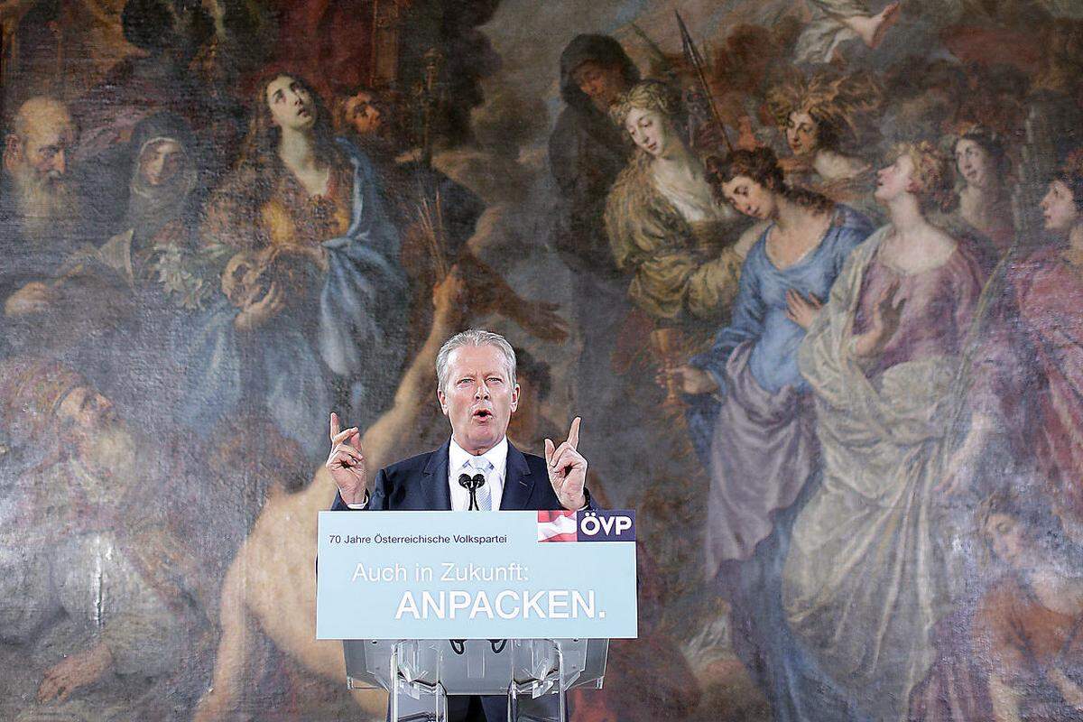 Die Volkspartei begann ihren Jubeltag mit einer Messe in der Schottenkirche mit Kardinal Christoph Schönborn. Danach begrüßte Obmann Reinhold Mitterlehner die "liebe Familie ÖVP". Er sei stolz darauf, dass die Volkspartei Partei die gesamte Breite und Vielfalt der Bevölkerung vertrete. Man werde als "Integrationspartei" weiter "anpacken", betonte er. 