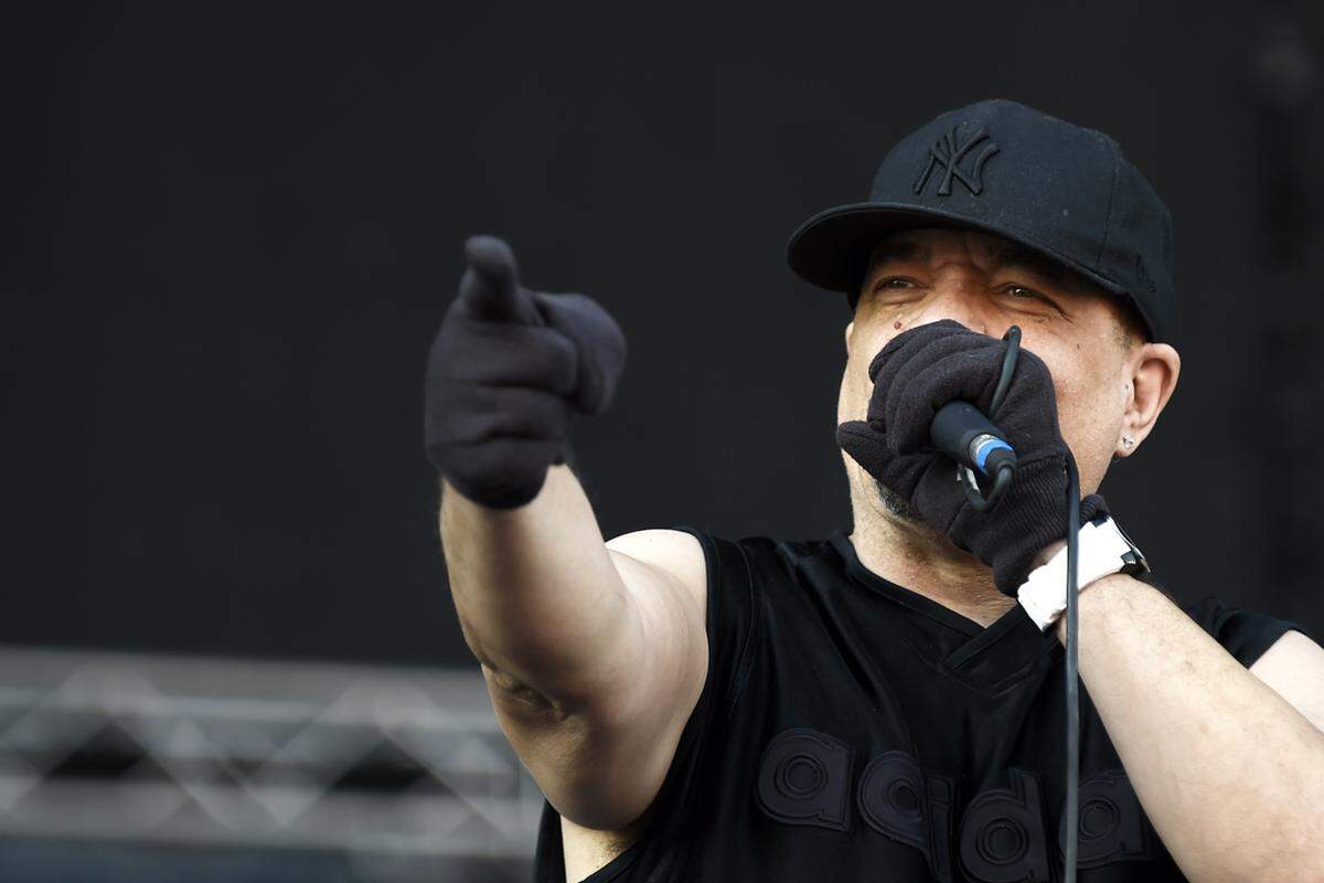 Anfang der 90er Jahre polarisierten Body Count mit kontroversiellen Texten ("Cop Killer"). 2009 formierte Ice-T gemeinsam mit dem Gitarristen Ernie C die Band neu. Zu knüppelharten Riffs wurden direkt vor der Bühne Baseball-Mützen verkauft. Es zählt eben auch das Geld. Wenig überraschend waren es vor allem die alten Rap-Metal-Hadern, die gut ankamen ...