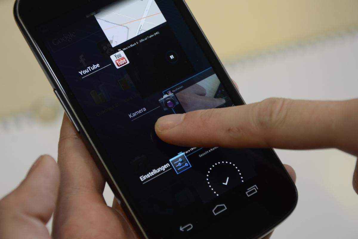 Die neue Multitasking-Übersicht ist bereits von dem Tablet-Android 3.0 bekannt. Sie zeigt ein kleines Bild des zuletzt sichbaren Bildschirms und lässt einzelne Apps schließen, indem sie einfach aus dem Bild geschoben werden.
