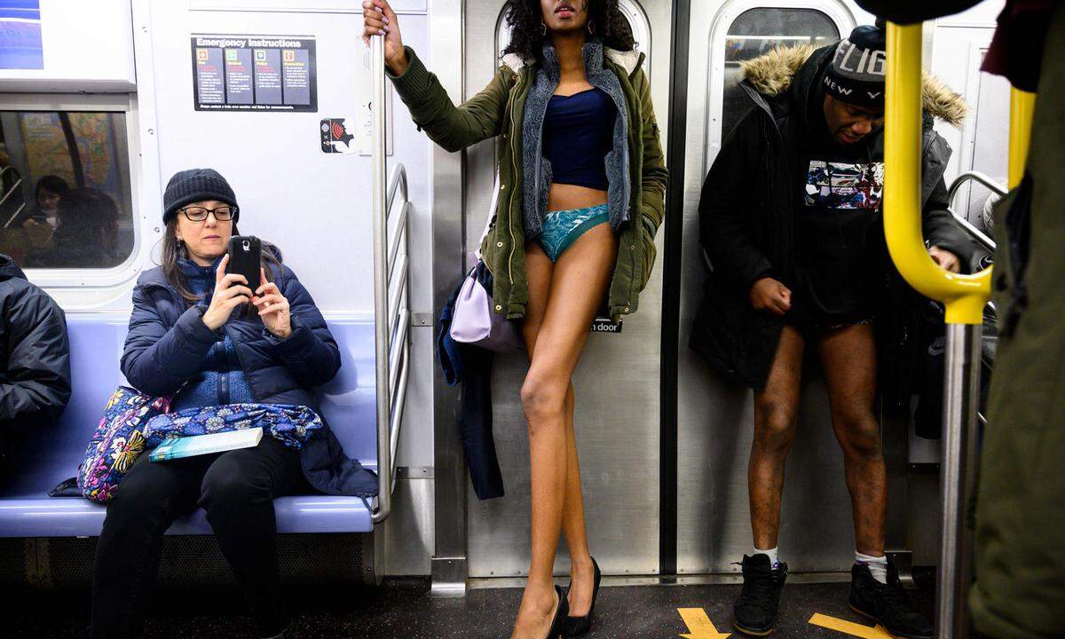 "Es ist eine unglaublich lustige Veranstaltung völlig ohne Sinn." Also wundern Sie sich nicht beim Betrachten der folgenden Bilder. Diese Aussage stammt von Chad Bartlett, der in Washington D.C. den "No Pants Subway Ride" organisiert, der vor allem in New York Tradition hat (im Bild).