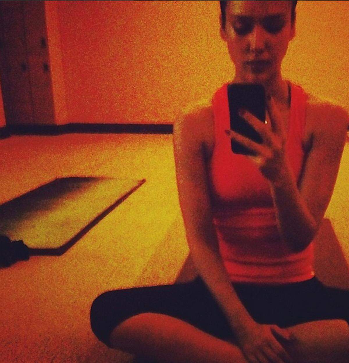 Schauspielerin Jessica Alba schwitzt bei Hot Yoga.