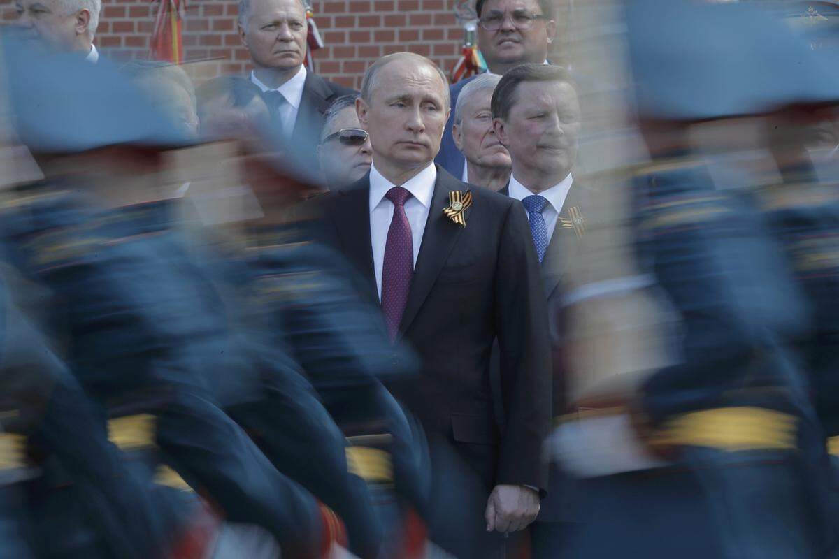 Präsident Wladimir Putin überblickt als Oberbefehlshaber den Aufmarsch seiner Truppen. Etwa 10.000 Soldaten aller Waffengattungen marschierten auf.