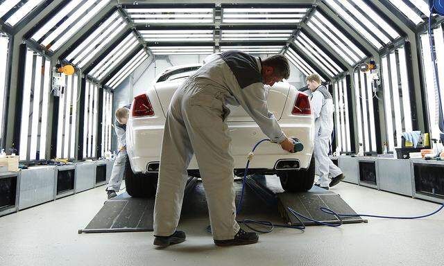 Autofabrik im Takt einer Manufaktur: Kaum mehr als zehn Fahrzeuge am Tag verlassen das Rolls-Royce-Werk im englischen Goodwood (Archivbild aus 2013).