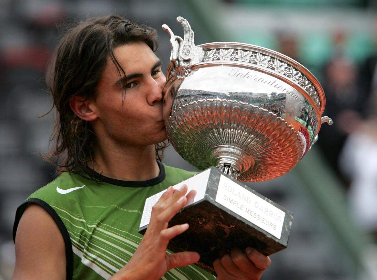 Der Triumph des Debütanten: Gleich bei seiner ersten French-Open-Teilnahme 2005 besiegt Rafael Nadal im Endspiel Mariano Puerta 6:7 (6), 6:3, 6:1, 7:5. Mit 19 Jahren und zwei Tagen ist er der jüngste Sieger eines Grand-Slam-Turniers seit Pete Sampras (US Open 1990).