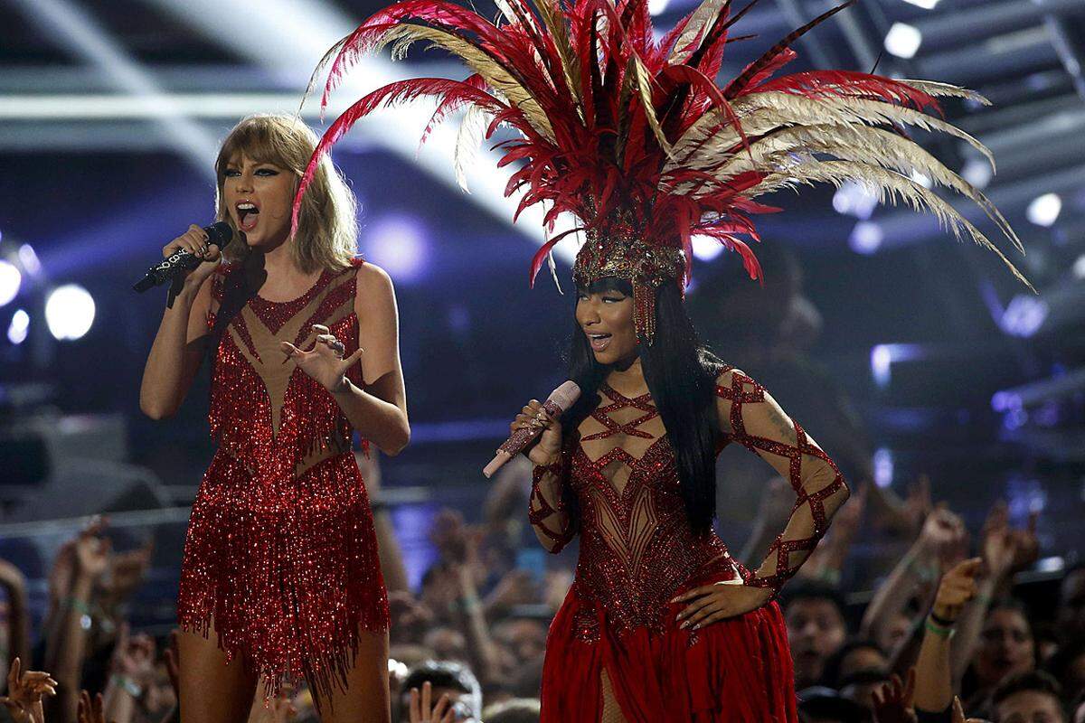 Das Video zu "Bad Blood" war im Mai allein in den ersten 24 Stunden 20,7 Millionen Mal angeklickt worden. Damit wurde der Rekord von Nicki Minajs "Anaconda" gebrochen - Minaj hatte Swift später auf Twitter heftig angegriffen. Ein inszenierter Streit? Jedenfalls traten die beiden bei den Video Music Awards gemeinsam auf und umarmten sich.